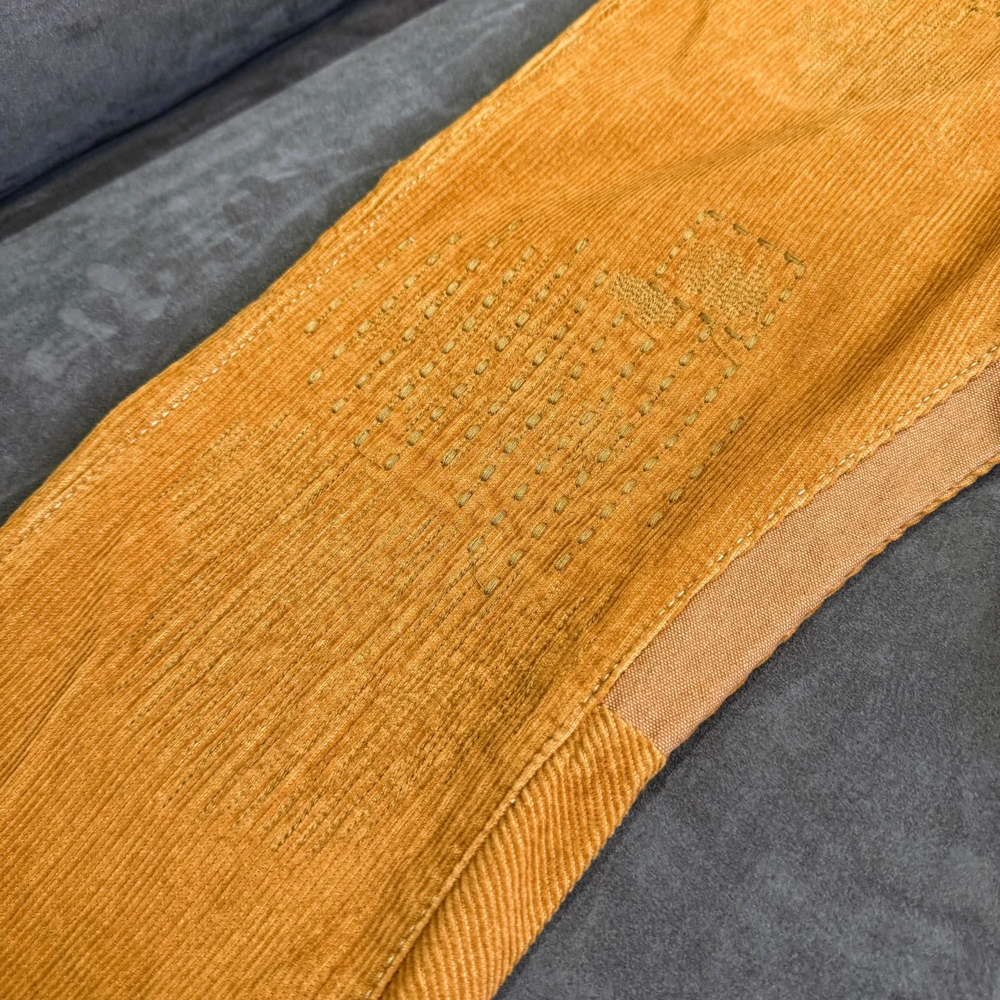 P240 Chrome Hearts Gallery 2025 corduroy spliced ​​multi-pocket couple bootcut jeans are a hot trend this season and are sought after by countless celebrities and fashionistas. The neat details of the cutting process add color to the playful fashion! The neat and meticulous design, and the well-fitting structure is unique. The upper body not only has outstanding recognition, but also looks younger and younger. A style with the ultimate wearing meaning and performance, gorgeous color matching, and the craftsmanship of this style is also extremely extraordinary. After the finished product is washed, it is disassembled and hand-made with sheepskin cross leather and then spliced ​​together to complete. The whole piece has too many craftsmanship to describe. It is decorated with patchwork cross flowers and high-waisted washed jeans! ! Absolutely high-end luxury product, a god-level single product, a super popular product, made with top heavy industry, a magic weapon that cannot be missed to hit the streets. Size: 28 30 32 34 36 Color: Yellow